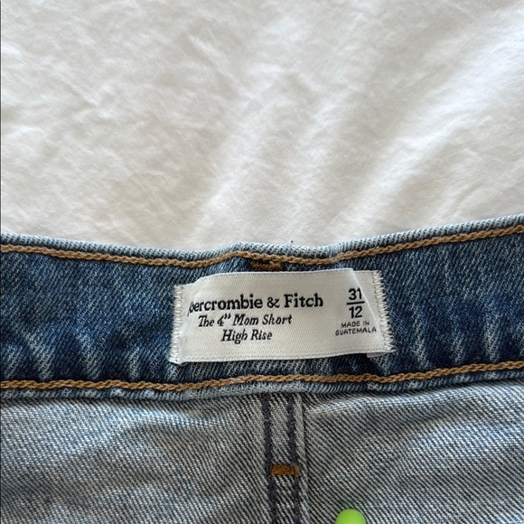 Abercrombie & Fitch Distressed High Rise 4” Mom Short 31 12 - Picture 2 of 3